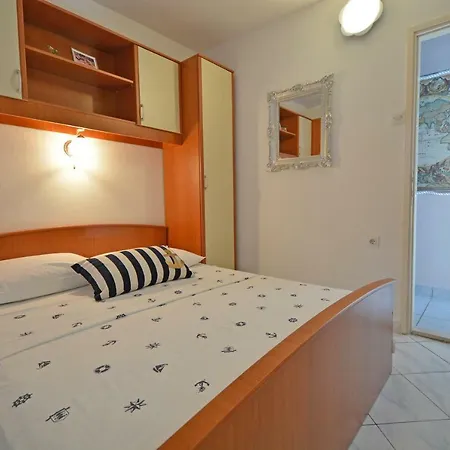 Sunce - Cozy Base To And Explore Island Brac Free Parking Apartment Supetar