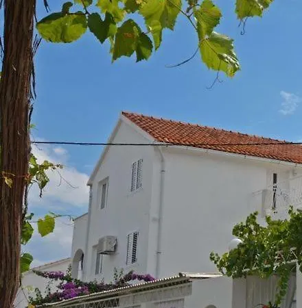 Sunce - Cozy Base To And Explore Island Brac Free Parking Apartment Supetar